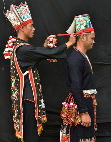 Các thầy cúng dân tộc Dao mặc lễ phục trong Tết nhảy. Các thầy cúng dân tộc Dao mặc lễ phục trong Tết nhảy.