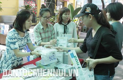 Độc giả mua sách lịch sử doanh nghiệp và công nghiệp ở Sài Gòn và Nam Kỳ từ giữa thế kỷ XIX đến năm 1945 tại buổi tọa đàm