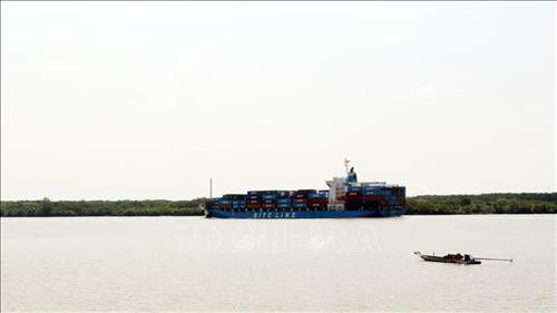 Sông Lòng Tàu hiện vẫn là tuyến giao thông thủy huyết mạch với nhiều tàu vận tải cỡ lớn vận chuyển hàng hóa từ biển Đông vào trung tâm Thành phố Hồ Chí Minh. Ảnh: Tiến Lực - TTXVN Sông Lòng Tàu hiện vẫn là tuyến giao thông thủy huyết mạch với nhiều tàu vận tải cỡ lớn vận chuyển hàng hóa từ biển Đông vào trung tâm Thành phố Hồ Chí Minh. Ảnh: Tiến Lực - TTXVN