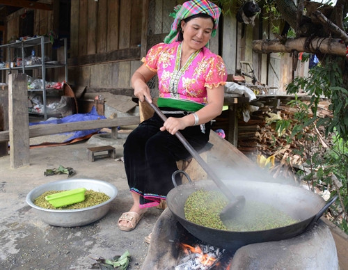 Người dân ở xã Tú Lệ huyện Văn Chấn, Yên Bái sản xuất cốm. Người dân ở xã Tú Lệ huyện Văn Chấn, Yên Bái sản xuất cốm.