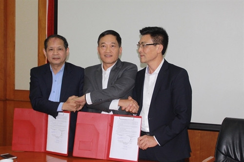 Ông Lý Thái Hải - Chủ tịch UBND tỉnh Bắc Kạn, ông Trần Văn Tùng- Thứ trưởng Bộ KH&CN và ông Nguyễn Quang Tiếp - Giám đốc Công ty TNHH XNK Tổng hợp Bắc Sông Cầu Thái Nguyên ký kết biên bản hợp tác. Ảnh: Bộ KH&CN Ông Lý Thái Hải - Chủ tịch UBND tỉnh Bắc Kạn, ông Trần Văn Tùng- Thứ trưởng Bộ KH&CN và ông Nguyễn Quang Tiếp - Giám đốc Công ty TNHH XNK Tổng hợp Bắc Sông Cầu Thái Nguyên ký kết biên bản hợp tác. Ảnh: Bộ KH&CN