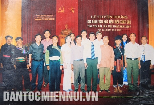 Ông Hoàng Đình Thìn (thứ hai từ phải sang) trong lễ tuyên dương gia đình văn hóa tiêu biểu tỉnh Yên Bái năm 2007 (Ảnh do nhân vật cung cấp)