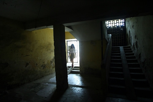 Gầm cầu thang tối tăm và ẩm thấp (ảnh chụp tại đơn nguyên 1 nhà G6A tập thể Thành Công).