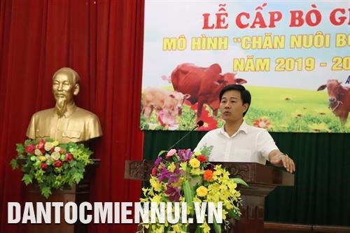 Phó Giám đốc Sở Nông nghiệp và Phát triển nông thôn Hà Nội Nguyễn Xuân Đại cho rằng, mô hình không chỉ giúp các hộ nghèo phát triển kinh tế mà còn góp phần tích cực vào công tác giảm nghèo của thành phố. Ảnh: Trung Xuân Ba năm gần đây, mô hình chăn nuôi bò sinh sản đã giúp nhiều hộ gia đình thoát nghèo. Ảnh: Trung Xuân