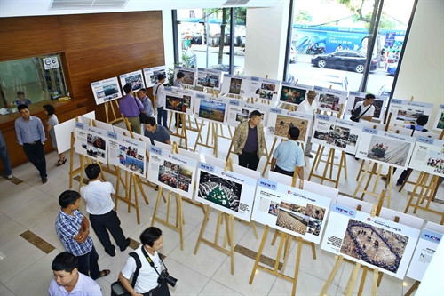 Khách tham quan triển lãm ảnh báo chí " Khoảnh khắc Vàng o4". Ảnh: Minh quyết- TTXVN Khách tham quan triển lãm ảnh báo chí " Khoảnh khắc Vàng o4". Ảnh: Minh quyết- TTXVN