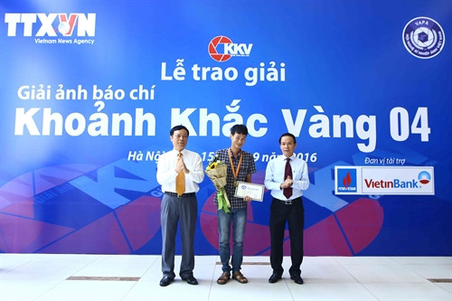 Tổng Giám đốc TTXVN Nguyễn Đức Lợi trao giải Vàng cho tác giả Phạm Bằng với bộ ảnh "Sau cơn lũ dữ". Ảnh: Minh Quyết- TTXVN. Tổng Giám đốc TTXVN Nguyễn Đức Lợi trao giải Vàng cho tác giả Phạm Bằng với bộ ảnh "Sau cơn lũ dữ". Ảnh: Minh Quyết- TTXVN.