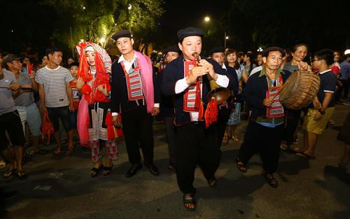 Trích đoạn đám cưới của người Dao đỏ tỉnh Tuyên Quang thu hút rất đông sự quan tâm chú ý của nhiều tầng lớp nhân dân tại phố đi bộ hồ Hoàn Kiếm (Hà Nội). Ảnh: Quang Quyết-TTXVN Trích đoạn đám cưới của người Dao đỏ tỉnh Tuyên Quang thu hút rất đông sự quan tâm chú ý của nhiều tầng lớp nhân dân tại phố đi bộ hồ Hoàn Kiếm (Hà Nội). Ảnh: Quang Quyết-TTXVN