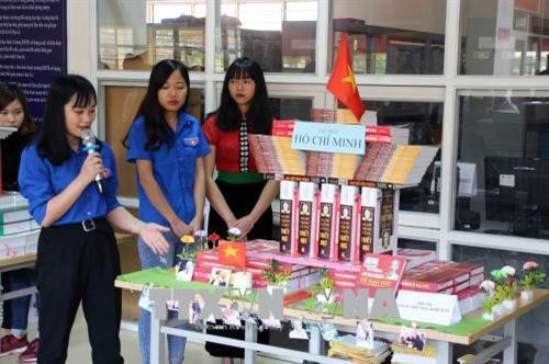 Các đội thi thuyết minh, triển lãm, xếp sách nghệ thuật... Ảnh: Diệp Anh - TTXVN Các đội thi thuyết minh, triển lãm, xếp sách nghệ thuật... Ảnh: Diệp Anh - TTXVN