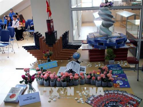 Tác phẩm thi xếp sách nghệ thuật với chủ đề ''Con tàu tri thức''. Ảnh: Diệp Anh - TTXVN Tác phẩm thi xếp sách nghệ thuật với chủ đề ''Con tàu tri thức''. Ảnh: Diệp Anh - TTXVN