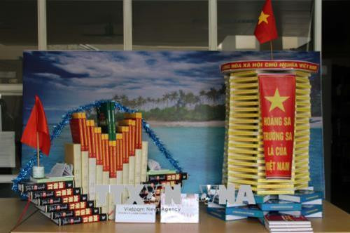 Tác phẩm thi xếp sách nghệ thuật với chủ đề ''Chủ quyền biển, đảo''. Ảnh: Diệp Anh - TTXVN Tác phẩm thi xếp sách nghệ thuật với chủ đề ''Chủ quyền biển, đảo''. Ảnh: Diệp Anh - TTXVN