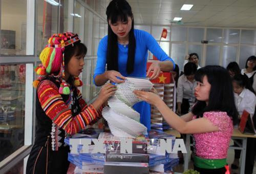 Các đội thi xếp sách nghệ thuật theo chủ đề. Ảnh: Diệp Anh - TTXVN Các đội thi xếp sách nghệ thuật theo chủ đề. Ảnh: Diệp Anh - TTXVN