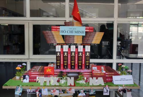Tác phẩm thi xếp sách nghệ thuật với chủ đề ''Chủ tịch Hồ Chí Minh''. Ảnh: Diệp Anh - TTXVN Tác phẩm thi xếp sách nghệ thuật với chủ đề ''Chủ tịch Hồ Chí Minh''. Ảnh: Diệp Anh - TTXVN