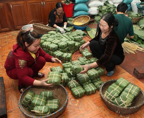 Sản xuất bánh chưng tại hộ ông Đinh Xuân Lại, thôn Bấc Hai, xã Thủy Đường, huyện Thủy Nguyên. Ảnh: Lâm Khánh - TTXVN