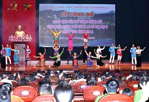 Văn nghệ chào mừng thành phố Sơn La được công nhận là đô thị loại II trực thuộc tỉnh Sơn La. Ảnh: Nguyễn Cường - TTXVN. Văn nghệ chào mừng thành phố Sơn La được công nhận là đô thị loại II trực thuộc tỉnh Sơn La. Ảnh: Nguyễn Cường - TTXVN.