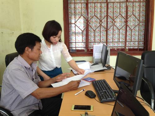 Lê Thị Hương hướng dẫn thành viên HTX thủy sản Bó Ban cách lập bảng theo dõi quá trình nuôi thả cá. Ảnh: Chu Thanh Vân - TTXVN Lê Thị Hương hướng dẫn thành viên HTX thủy sản Bó Ban cách lập bảng theo dõi quá trình nuôi thả cá. Ảnh: Chu Thanh Vân - TTXVN