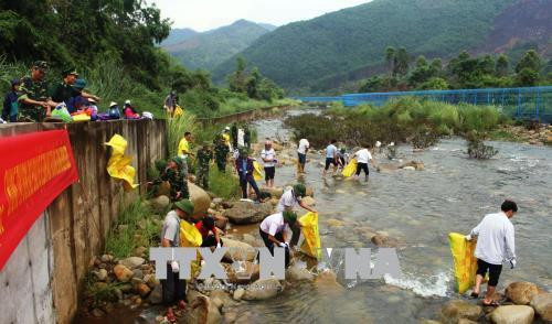 Bộ đội biên phòng cửa khẩu Hoành Mô cùng nhân dân dọn vệ sinh môi trường trên sông biên giới Đồng Mô. Ảnh: Văn Đức – TTXVN Bộ đội biên phòng cửa khẩu Hoành Mô cùng nhân dân dọn vệ sinh môi trường trên sông biên giới Đồng Mô. Ảnh: Văn Đức – TTXVN