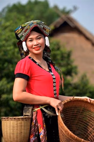 Nét đẹp của phụ nữ Thái còn thể hiện ở sự giao hòa với thiên nhiên.