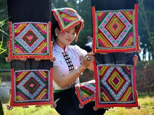 Phụ nữ Thái làm duyên bên chiếc khăn piêu. Phụ nữ Thái làm duyên bên chiếc khăn piêu.