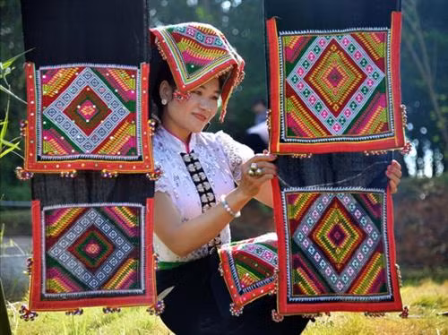Phụ nữ Thái làm duyên bên chiếc khăn piêu.