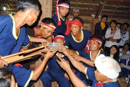 Những bát rượu được chuyền tay nhau uống cạn. Ảnh: Hà Tuấn