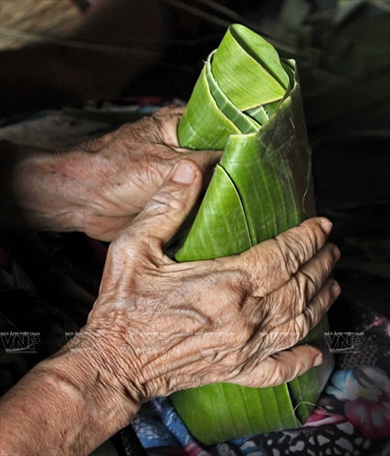 Bàn tay khéo léo của người thợ làm bánh.