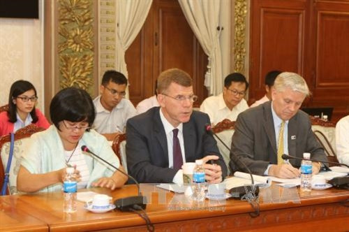 Ngài Stephen Groff phát biểu tại buổi làm việc. Ảnh: Hoàng Hải-TTXVN