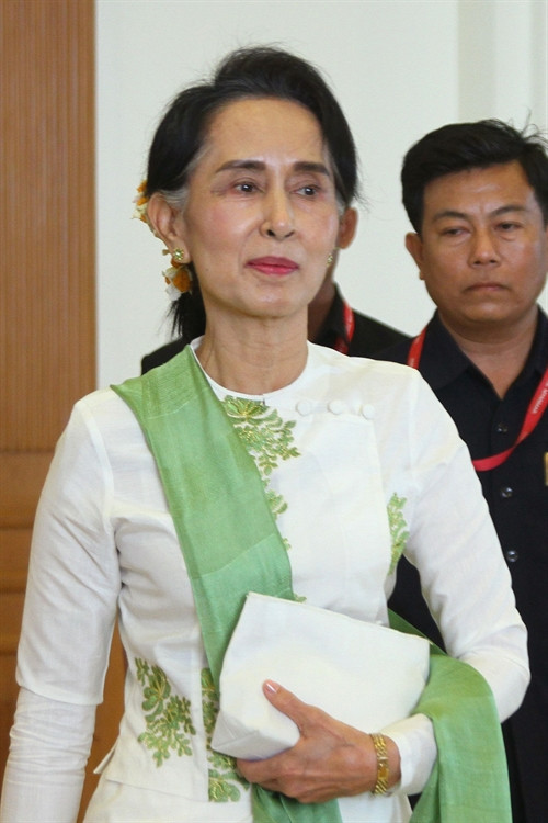 Chủ tịch đảng NLD Aung San Suu Kyi (trước) rời khỏi phiên họp tại Quốc hội ở Naypyitaw ngày 28/3. AFP/ TTXVN