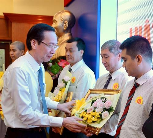 Phó Chủ tịch Thường trực UBND Thành phố Hồ Chí Minh Lê Thanh Liêm trao Bằng khen cho các tập thể. Nguồn: thanhuytphcm.vn