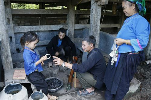 Một xưởng sản xuất bạc thủ công của người dân tộc Nùng