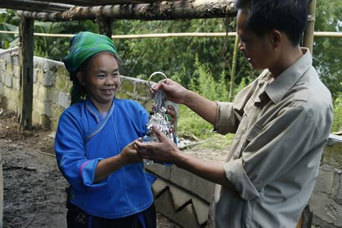 Khách du lịch đến mua các sản phẩm bạc tại nhà của đồng bào