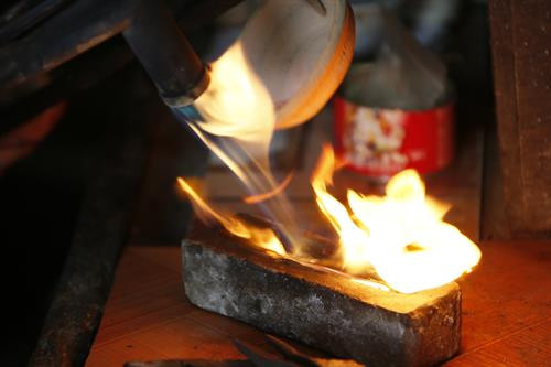 Bạc được đổ vào khuôn để chế tác các sản phẩm khác nhau