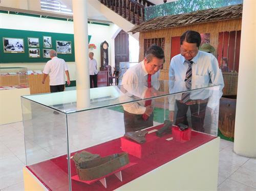 Khách tham quan Triển lãm "Lịch sử Đảng bộ Cần Thơ (1945 - 2017)". Ảnh: Ánh Tuyết - TTXVN Khách tham quan Triển lãm "Lịch sử Đảng bộ Cần Thơ (1945 - 2017)". Ảnh: Ánh Tuyết - TTXVN Quang cảnh lễ hội. Ảnh: Ánh Tuyết - TTXVN Khách tham quan Triển lãm "Lịch sử Đảng bộ Cần Thơ (1945 - 2017)". Ảnh: Ánh Tuyết - TTXVN Khách tham quan Triển lãm "Lịch sử Đảng bộ Cần Thơ (1945 - 2017)". Ảnh: Ánh Tuyết - TTXVN Quang cảnh lễ hội. Ảnh: Ánh Tuyết - TTXVN