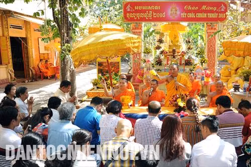 Nghi thức đón chư thiên mừng năm mới tại chùa Chantarăngsây. Ảnh: An Hiếu