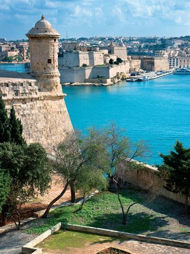 Một góc tường thành thuộc pháo đài nằm trấn giữ vùng biển của Valletta. Một góc tường thành thuộc pháo đài nằm trấn giữ vùng biển của Valletta.