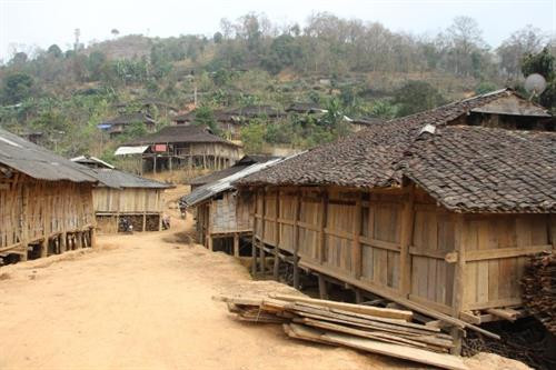 Dân tộc Sán Chỉ thường sống tập trung thành xóm nhỏ ở các vùng núi cao. Nhà sàn 4 mái vững trãi - kiểu dáng đặc trưng về nhà ở của dân tộc Sán Chỉ. Ngô, thóc sau thu hoạch được treo lên sào để bao quản. Sàn nhà là nơi phơi nông sản, đồng thời cũng là điểm vui chơi của trẻ nhỏ. Phụ nữ Sán Chỉ mặc trang phục truyền thống trong sinh hoạt hằng ngày. Phụ nữ có thêm khăn đội đầu khi lao động Nam giới mặc áo chàm ngắn, đầu quấn khăn Các em nhỏ Sán Chỉ tròng trang phục truyền thống Mẹ địu con Những người phụ nữ Sán Chỉ cũng làm công việc nặng nhọc. Trang phục dịp lễ, tết của người Sán Chỉ rực rỡ Một thủ tục trong đám cưới của người Sán Chỉ. Người Sán Chỉ rất hiếu khách, dù lạ cũng như quen. Người Sán Chỉ có tính cố kết cộng đồng rất cao. Dân tộc Sán Chỉ thường sống tập trung thành xóm nhỏ ở các vùng núi cao. Nhà sàn 4 mái vững trãi - kiểu dáng đặc trưng về nhà ở của dân tộc Sán Chỉ. Ngô, thóc sau thu hoạch được treo lên sào để bao quản. Sàn nhà là nơi phơi nông sản, đồng thời cũng là điểm vui chơi của trẻ nhỏ. Phụ nữ Sán Chỉ mặc trang phục truyền thống trong sinh hoạt hằng ngày. Phụ nữ có thêm khăn đội đầu khi lao động Nam giới mặc áo chàm ngắn, đầu quấn khăn Các em nhỏ Sán Chỉ tròng trang phục truyền thống Mẹ địu con Những người phụ nữ Sán Chỉ cũng làm công việc nặng nhọc. Trang phục dịp lễ, tết của người Sán Chỉ rực rỡ Một thủ tục trong đám cưới của người Sán Chỉ. Người Sán Chỉ rất hiếu khách, dù lạ cũng như quen. Người Sán Chỉ có tính cố kết cộng đồng rất cao.