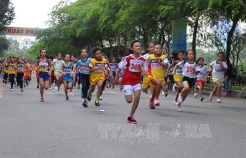 Các VĐV là học sinh nữ trên đường chạy. Ảnh: Xuân Dự - TTXVN Các VĐV là học sinh nữ trên đường chạy. Ảnh: Xuân Dự - TTXVN