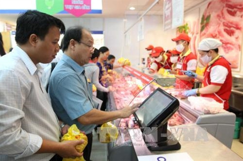 Người tiêu dùng truy xuất nguồn gốc thịt lợn sau khi mua tại Siêu thị Co.op mart Foodcosa, Gò Vấp, Thành phố Hồ Chí Minh. Ảnh: Thanh Vũ-TTXVN