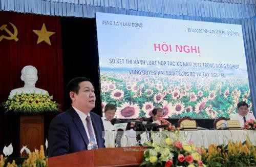 Phó Thủ tướng Vương Đình Huệ đến dự và phát biểu tại hội nghị. Ảnh: Đặng Tuấn - TTXVN Phó Thủ tướng Vương Đình Huệ đến dự và phát biểu tại hội nghị. Ảnh: Đặng Tuấn - TTXVN