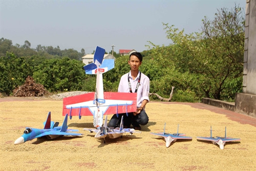 Bộ sưu tập các mô hình máy bay của em Ưng Sĩ Sơn. Ảnh: Tùng Lâm- TTXVN Bộ sưu tập các mô hình máy bay của em Ưng Sĩ Sơn. Ảnh: Tùng Lâm- TTXVN