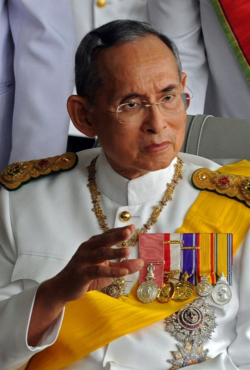 Trong ảnh (tư liệu): Nhà vua Thái Lan Bhumibol Adulyadej tại thủ đô Bangkok ngày 5/12/2009. AFP/TTXVN
