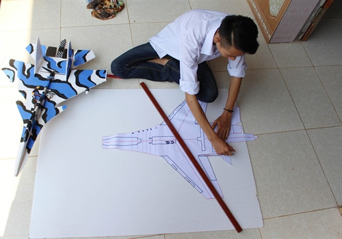 Công đoạn cắt xốp làm vỏ mô hình máy bay. Ảnh: Tùng Lâm- TTXVN Công đoạn cắt xốp làm vỏ mô hình máy bay. Ảnh: Tùng Lâm- TTXVN