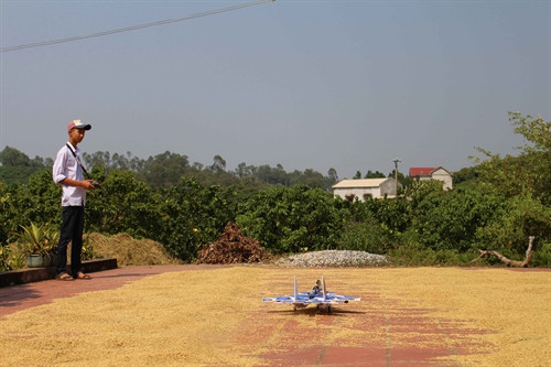 Em Ưng Sĩ Sơn điểu khiển chiếc máy bay Su-37 chuẩn bị cất cánh. Ảnh: Tùng Lâm- TTXVN Em Ưng Sĩ Sơn điểu khiển chiếc máy bay Su-37 chuẩn bị cất cánh. Ảnh: Tùng Lâm- TTXVN