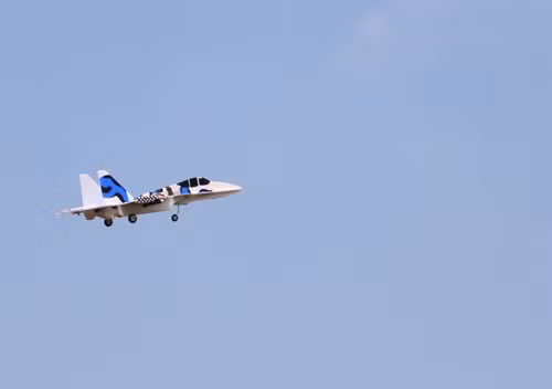 Chiếc máy bay Su-37 do em Ưng Sĩ Sơn chế tạo bay lượn trên bầu trởi. Ảnh: Tùng Lâm- TTXVN