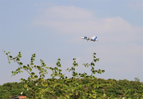Chiếc máy bay Su-37 do em Ưng Sĩ Sơn chế tạo có thể bay với vận tốc từ 60 – 70 km/h và đạt độ cao khoảng hơn 100m. Ảnh: Tùng Lâm- TTXVN Chiếc máy bay Su-37 do em Ưng Sĩ Sơn chế tạo có thể bay với vận tốc từ 60 – 70 km/h và đạt độ cao khoảng hơn 100m. Ảnh: Tùng Lâm- TTXVN