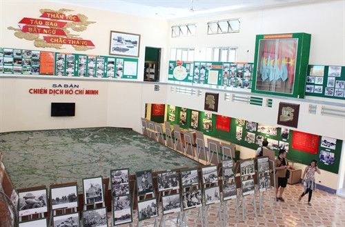 Toàn cảnh triển lãm trưng bày ảnh của nghệ sĩ nhiếp ảnh Minh Lộc tại Bảo tàng lực lượng vũ trang miền Đông Nam bộ (Thành phố Hồ Chí Minh)