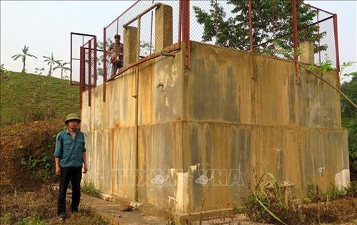 Công trình cấp nước sinh hoạt tập trung thôn 10 Minh Tiến sau khi sử dụng hơn 1 tháng đã ngừng hoạt động. Ảnh: Văn Tý-TTXVN