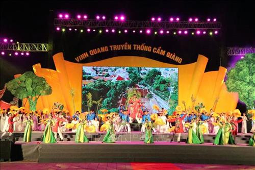 Biểu diễn văn nghệ tại buổi lễ. Ảnh: Mạnh Tú - TTXVN Biểu diễn văn nghệ tại buổi lễ. Ảnh: Mạnh Tú - TTXVN