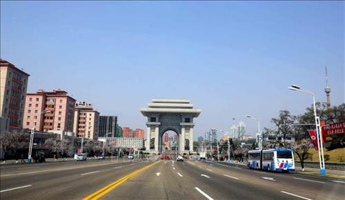 Thủ đô Bình Nhưỡng ngày nay mang một dáng vẻ hiện đại. Ảnh: Phương Hoa – TTXVN Những ngôi nhà cao tầng được sơn nhiều màu sắc mang dáng vẻ hiện đại cho Thủ đô Bình Nhưỡng. Ảnh: Phương Hoa- TTXVN Toàn cảnh thành phố Bình Nhưỡng nhìn từ trên cao. Ảnh: Phương Hoa – TTXVN Tiết mục hòa nhạc của Dàn nhạc Công Huân quốc gia Triều Tiên. Ảnh: Phương Hoa – TTXVN Đúng dịp sinh nhật của Chủ tịch Kim Nhật Thành, Triển lãm hoa được tổ chức tại Thủ đô Bình Nhưỡng. Ảnh: Phương Hoa – TTXVN Một gia đình Triều Tiên tham quan Triển lãm hoa Kim Nhật Thành. Ảnh: Phương Hoa – TTXVN Phụ nữ Triều Tiên mặc trang phục truyền thống vào xem Triển lãm hoa Kim Nhật Thành. Ảnh: Phương Hoa – TTXVN Người dân Triều Tiên xếp hàng vào xem Triển lãm hoa Kim Nhật Thành. Ảnh: Phương Hoa – TTXVN Một ngôi nhà truyền thống bên cạnh những công trình hiện đại. Ảnh: Phương Hoa – TTXVN Người dân và thiếu niên Triều Tiên đến vui chơi ở công viên. Ảnh: Phương Hoa – TTXVN Ngày cuối tuần, người dân Triều Tiên đến vui chơi ở các công viên nổi tiếng. Ảnh: Phương Hoa – TTXVN Một gian hàng dược phẩm ở Bình Nhưỡng. Ảnh: Phương Hoa – TTXVN Học sinh học môn thể thao yêu thích ở trường học. Ảnh: Phương Hoa – TTXVN Lớp học âm nhạc của học sinh Triều Tiên. Ảnh: Phương Hoa – TTXVN Lớp dạy lập trình tại Cung Học sinh Thiếu niên Vạn Cảnh Đài. Ảnh: Phương Hoa – TTXVN Triều Tiên rất chú trọng đến việc phát triển toàn diện con người, học sinh được tham gia các lớp học nghệ thuật. Ảnh: Phương Hoa- TTXVN Học sinh Triều Tiên học viết thư pháp. Ảnh: Phương Hoa – TTXVN Một cặp vợ chồng sắp cưới chụp ảnh trước Bảo tàng Chiến thắng Chiến tranh Giải phóng Tổ quốc. Ảnh: Phương Hoa – TTXVN Người dân xếp hàng trật tự lên phương tiện giao thông công cộng. Ảnh: Phương Hoa- TTXVN Cung Thái Dương Kumsusan-nơi an nghỉ của Chủ tịch Kim Nhật Thành và Kim Jong - Il. Ảnh: Phương Hoa – TTXVN Nhà ga trung tâm ở Thủ đô Bình Nhưỡng. Ảnh: Phương Hoa – TTXVN Tòa nhà Quốc hội ở Thủ đô Bình Nhưỡng. Ảnh: Phương Hoa – TTXVN Ngoài phương tiện giao thông công cộng, người dân Bình Nhưỡng thường xuyên sử dụng xe đạp. Ảnh: Phương Hoa – TTXVN Hoa nở trên đường phố cùng với những ngôi nhà cao tầng mang nhiều màu sắc rực rỡ. Ảnh: Phương Hoa – TTXVN Tượng "Vạn Lý Mã" - bức tượng nổi tiếng ở Bình Nhưỡng. Ảnh: Phương Hoa – TTXVN Những dãy phố với công trình kiến trúc hiện đại được xây dựng ở Bình Nhưỡng. Ảnh: Phương Hoa – TTXVN Nhiều chung cư cao tầng được xây dựng phục vụ chỗ ở cho người dân ở Thủ đô Bình Nhưỡng. Ảnh: Phương Hoa – TTXVN Khải Hoàn Môn - một công trình nổi tiếng ở Bình Nhưỡng. Ảnh: Phương Hoa – TTXVN Tháp Chủ thể cao 170 m là Tượng đài về học thuyết tự lực tự cường ở Triều Tiên. Ảnh: Phương Hoa – TTXVN Một công trình kiến trúc truyền thống của Triều Tiên tại Thủ đô Bình Nhưỡng. Ảnh: Phương Hoa – TTXVN Quảng trường Kim Nhật Thành, nơi tổ chức các sự kiện lớn của Triều Tiên. Ảnh: Phương Hoa – TTXVN Pin năng lượng mặt trời được sử dụng ở nhiều nơi tại Thủ đô Bình Nhưỡng. Ảnh: Phương Hoa – TTXVN Ô tô điện là phương tiện giao thông công cộng phổ biển ở Bình Nhưỡng. Ảnh: Phương Hoa – TTXVN Nhà ga Bình Nhưỡng nhìn từ trên cao. Ảnh: Phương Hoa – TTXVN Tòa nhà Ryugyong cao 330m ở Thủ đô Bình Nhưỡng. Ảnh: Phương Hoa – TTXVN Một công trình lịch sử ở Thủ đô Bình Nhưỡng. Ảnh: Phương Hoa – TTXVN Học sinh mầm non được cô giáo dẫn đi dã ngoại. Ảnh: Phương Hoa – TTXVN Thủ đô Bình Nhưỡng nhìn từ trên cao. Ảnh: Phương Hoa – TTXVN Khu Chang Jong, nơi tập trung nhiều nhà cao tầng. Ảnh: Phương Hoa – TTXVN Thủ đô Bình Nhưỡng ngày nay mang một dáng vẻ hiện đại. Ảnh: Phương Hoa – TTXVN Những ngôi nhà cao tầng được sơn nhiều màu sắc mang dáng vẻ hiện đại cho Thủ đô Bình Nhưỡng. Ảnh: Phương Hoa- TTXVN Toàn cảnh thành phố Bình Nhưỡng nhìn từ trên cao. Ảnh: Phương Hoa – TTXVN Tiết mục hòa nhạc của Dàn nhạc Công Huân quốc gia Triều Tiên. Ảnh: Phương Hoa – TTXVN Đúng dịp sinh nhật của Chủ tịch Kim Nhật Thành, Triển lãm hoa được tổ chức tại Thủ đô Bình Nhưỡng. Ảnh: Phương Hoa – TTXVN Một gia đình Triều Tiên tham quan Triển lãm hoa Kim Nhật Thành. Ảnh: Phương Hoa – TTXVN Phụ nữ Triều Tiên mặc trang phục truyền thống vào xem Triển lãm hoa Kim Nhật Thành. Ảnh: Phương Hoa – TTXVN Người dân Triều Tiên xếp hàng vào xem Triển lãm hoa Kim Nhật Thành. Ảnh: Phương Hoa – TTXVN Một ngôi nhà truyền thống bên cạnh những công trình hiện đại. Ảnh: Phương Hoa – TTXVN Người dân và thiếu niên Triều Tiên đến vui chơi ở công viên. Ảnh: Phương Hoa – TTXVN Ngày cuối tuần, người dân Triều Tiên đến vui chơi ở các công viên nổi tiếng. Ảnh: Phương Hoa – TTXVN Một gian hàng dược phẩm ở Bình Nhưỡng. Ảnh: Phương Hoa – TTXVN Học sinh học môn thể thao yêu thích ở trường học. Ảnh: Phương Hoa – TTXVN Lớp học âm nhạc của học sinh Triều Tiên. Ảnh: Phương Hoa – TTXVN Lớp dạy lập trình tại Cung Học sinh Thiếu niên Vạn Cảnh Đài. Ảnh: Phương Hoa – TTXVN Triều Tiên rất chú trọng đến việc phát triển toàn diện con người, học sinh được tham gia các lớp học nghệ thuật. Ảnh: Phương Hoa- TTXVN Học sinh Triều Tiên học viết thư pháp. Ảnh: Phương Hoa – TTXVN Một cặp vợ chồng sắp cưới chụp ảnh trước Bảo tàng Chiến thắng Chiến tranh Giải phóng Tổ quốc. Ảnh: Phương Hoa – TTXVN Người dân xếp hàng trật tự lên phương tiện giao thông công cộng. Ảnh: Phương Hoa- TTXVN Cung Thái Dương Kumsusan-nơi an nghỉ của Chủ tịch Kim Nhật Thành và Kim Jong - Il. Ảnh: Phương Hoa – TTXVN Nhà ga trung tâm ở Thủ đô Bình Nhưỡng. Ảnh: Phương Hoa – TTXVN Tòa nhà Quốc hội ở Thủ đô Bình Nhưỡng. Ảnh: Phương Hoa – TTXVN Ngoài phương tiện giao thông công cộng, người dân Bình Nhưỡng thường xuyên sử dụng xe đạp. Ảnh: Phương Hoa – TTXVN Hoa nở trên đường phố cùng với những ngôi nhà cao tầng mang nhiều màu sắc rực rỡ. Ảnh: Phương Hoa – TTXVN Tượng "Vạn Lý Mã" - bức tượng nổi tiếng ở Bình Nhưỡng. Ảnh: Phương Hoa – TTXVN Những dãy phố với công trình kiến trúc hiện đại được xây dựng ở Bình Nhưỡng. Ảnh: Phương Hoa – TTXVN Nhiều chung cư cao tầng được xây dựng phục vụ chỗ ở cho người dân ở Thủ đô Bình Nhưỡng. Ảnh: Phương Hoa – TTXVN Khải Hoàn Môn - một công trình nổi tiếng ở Bình Nhưỡng. Ảnh: Phương Hoa – TTXVN Tháp Chủ thể cao 170 m là Tượng đài về học thuyết tự lực tự cường ở Triều Tiên. Ảnh: Phương Hoa – TTXVN Một công trình kiến trúc truyền thống của Triều Tiên tại Thủ đô Bình Nhưỡng. Ảnh: Phương Hoa – TTXVN Quảng trường Kim Nhật Thành, nơi tổ chức các sự kiện lớn của Triều Tiên. Ảnh: Phương Hoa – TTXVN Pin năng lượng mặt trời được sử dụng ở nhiều nơi tại Thủ đô Bình Nhưỡng. Ảnh: Phương Hoa – TTXVN Ô tô điện là phương tiện giao thông công cộng phổ biển ở Bình Nhưỡng. Ảnh: Phương Hoa – TTXVN Nhà ga Bình Nhưỡng nhìn từ trên cao. Ảnh: Phương Hoa – TTXVN Tòa nhà Ryugyong cao 330m ở Thủ đô Bình Nhưỡng. Ảnh: Phương Hoa – TTXVN Một công trình lịch sử ở Thủ đô Bình Nhưỡng. Ảnh: Phương Hoa – TTXVN Học sinh mầm non được cô giáo dẫn đi dã ngoại. Ảnh: Phương Hoa – TTXVN Thủ đô Bình Nhưỡng nhìn từ trên cao. Ảnh: Phương Hoa – TTXVN Khu Chang Jong, nơi tập trung nhiều nhà cao tầng. Ảnh: Phương Hoa – TTXVN