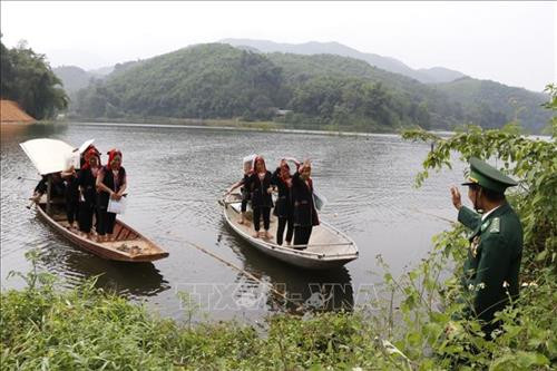 Cựu chiến binh Đỗ Minh Bản hằng ngày ra hồ đón các học sinh đến lớp. Ảnh: Đinh Thùy-TTXVN Cựu chiến binh Đỗ Minh Bản hằng ngày ra hồ đón các học sinh đến lớp. Ảnh: Đinh Thùy-TTXVN