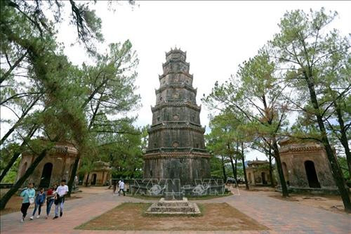 Khung cảnh thanh bình bên trong chùa Thiên Mụ. Ảnh: Nhật Anh - TTXVN Khung cảnh thanh bình bên trong chùa Thiên Mụ. Ảnh: Nhật Anh - TTXVN